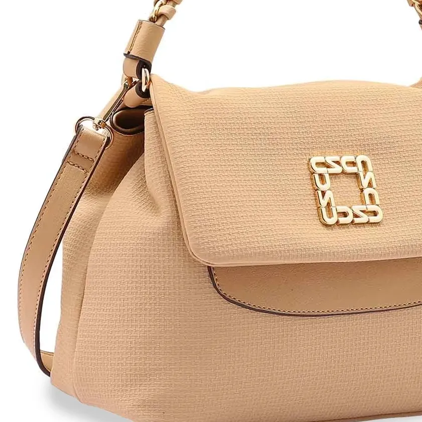 Bolsa de mão feminina Chenson bege com detalhes dourados em ambiente casual